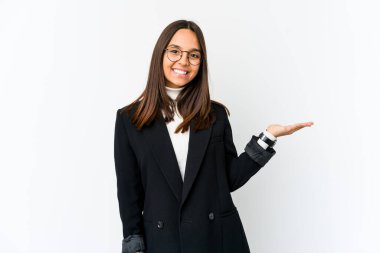 Beyaz arka planda izole edilmiş genç melez iş kadını bir avuç içinde fotokopi alanı ve belinde bir el daha gösteriyor..