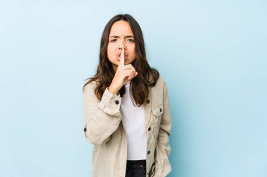 Genç, melez İspanyol kadın bir sır saklıyor ya da sessizlik istiyor..