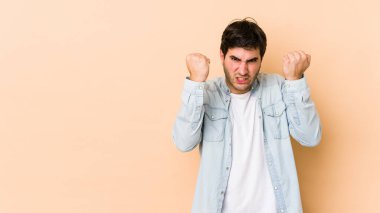 Bej arka planda izole edilmiş genç adam gergin elleriyle çığlık atıyor..
