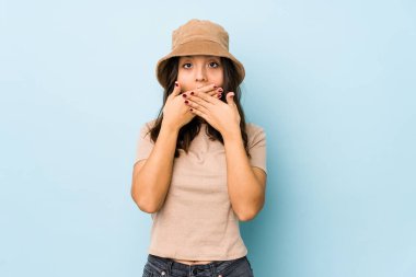Latin kökenli genç bir kadın izole edilmiş. Ağzını elleriyle kapatmış..