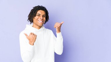 Genç Afrikalı Amerikalı Rasta adam iki parmağını da kaldırıyor, gülümsüyor ve kendinden emin..