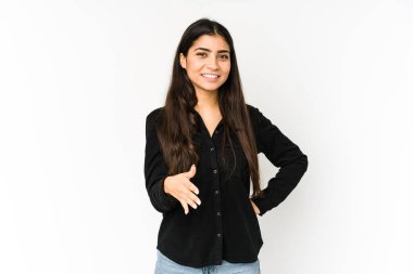 Mor arka planda izole edilmiş genç Hintli kadın selamlama jesti olarak kameraya elini uzatıyor..