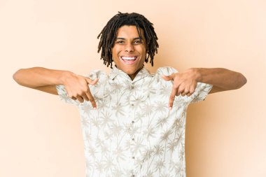 Genç Afrikalı Amerikalı Rasta adamı parmaklarıyla işaret ediyor, pozitif duygu..
