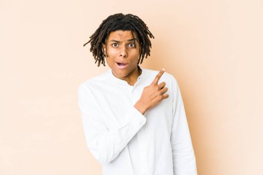 Genç Afro-Amerikan Rasta adam yan tarafı işaret ediyor.