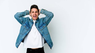 Beyaz arka planda izole edilmiş genç beyaz bir adam öfkeyle bağırıyor..