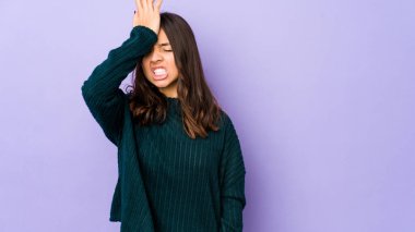 Latin kökenli genç bir kadın bir şeyi unutuyor. Alnına avuç içiyle vurup gözlerini kapıyor..