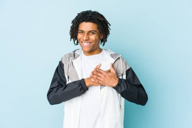 Genç Afro-Amerikan sporcusu dost canlısı bir ifadeye sahip, avuçlarını göğsüne bastırıyor. Aşk konsepti.