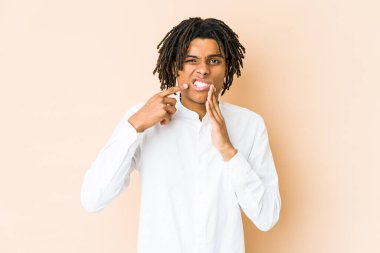 Genç Afrikalı Amerikalı Rasta adamın güçlü bir diş ağrısı ve azı dişi ağrısı var..