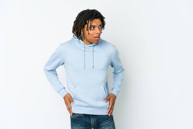 Genç Afrikalı Amerikalı Rasta adam gördüğü bir şey yüzünden şoka uğruyor..