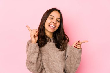 Farklı kopya alanlarını gösteren, birini seçen, parmaklarıyla gösteren Latin kökenli genç bir kadın..