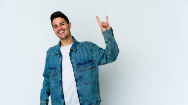 Beyaz arka planda izole edilmiş genç beyaz bir adam boynuzlarını devrim konsepti olarak gösteriyor..