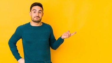 Kafkasyalı genç adam sarı fırında izole edilmiş. Sorgulama sırasında omuz silkiyor ve şüphe ediyor..