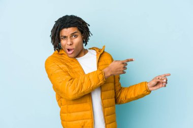 Genç melez adam işaret parmaklarıyla fotokopi alanını işaret ederek heyecan ve arzusunu ifade ediyor..