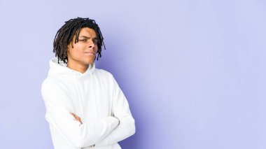Genç Afro-Amerikan Rasta adam şüpheli, belirsiz, seni inceliyor..