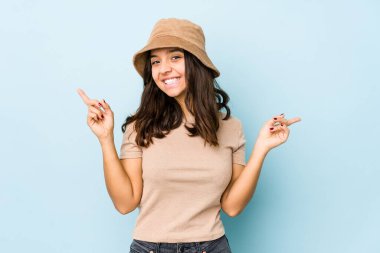 Farklı kopya alanlarını gösteren, birini seçen, parmaklarıyla gösteren Latin kökenli genç bir kadın..