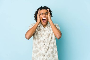 Genç Afro-Amerikan Rasta adam kulaklarını elleriyle kapatıyor yüksek sesle ses duymamaya çalışıyor..