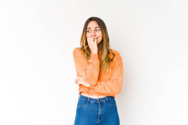 Beyaz arka planda izole edilmiş, tırnak yiyen, gergin ve endişeli bir beyaz kadın..