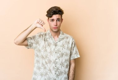Beyazlı genç bir adam bej arka planda izole edilmiş, hoşlanmadığı bir hareket sergiliyor, kabul etmiyor. Anlaşmazlık konsepti.