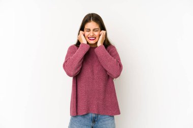 Beyaz arka planda izole edilmiş genç beyaz kadın kulaklarını elleriyle kapatıyor..