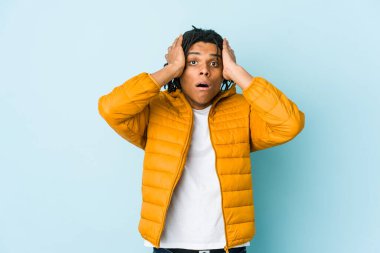 Genç melez adam şok oldu, önemli bir buluşmayı hatırladı..