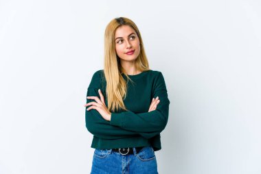 Beyaz arka planda izole edilmiş genç sarışın kadın hedeflere ve amaçlara ulaşma hayali kuruyor.