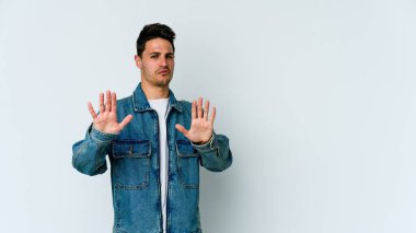 Beyaz arka planda izole edilmiş genç beyaz bir adam tiksinti belirtisi gösteren birini reddediyor..