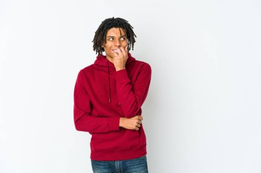 Genç Afrikalı Amerikalı Rasta adam rahatlamış fotokopi odasına bakan bir şey düşünüyor..