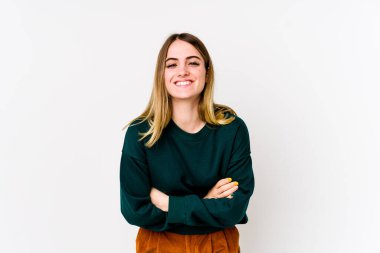 Beyaz arka planda izole genç beyaz kadın gülüyor ve eğleniyor..