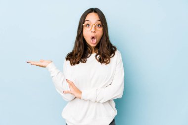 Genç melez İspanyol kadın, avuç içinde kopya yeri tutmaktan etkilendi..