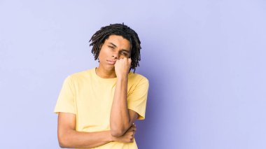 Üzgün ve dalgın hisseden genç Afro-Amerikan Rasta adam, fotokopi alanına bakıyor..