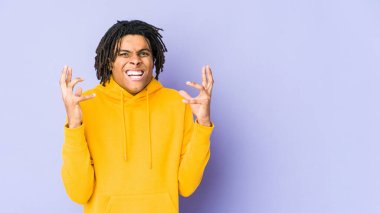 Genç Afrikalı Amerikalı Rasta adam öfkeyle bağırıyor..