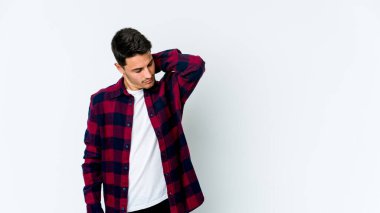 Beyaz arka planda izole olmuş genç beyaz bir adam stresten dolayı boynu ağrıyor, masaj yapıyor ve elle dokunuyor..