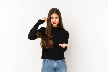 Beyaz arka planda izole edilmiş beyaz bir kadın elinde bir ürün tutuyor ve.