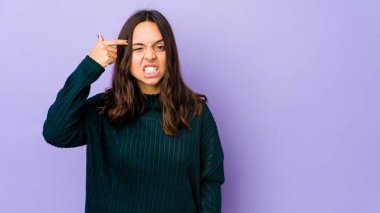 Latin kökenli genç bir kadın işaret parmağıyla hayal kırıklığı yapıyor..