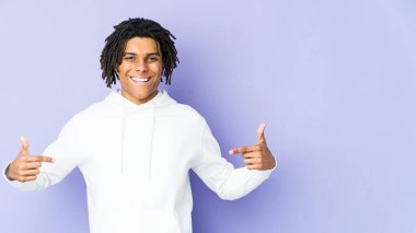 Genç Afrikalı Amerikalı Rasta adamı parmaklarıyla işaret ediyor, pozitif duygu..