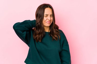 Genç, Latin kökenli bir kadın sabit yaşam tarzından dolayı acı çeken boyun ağrısını izole etti..