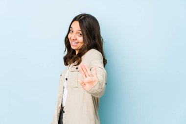 Latin kökenli genç bir kadın tiksinti gösteren birini reddediyor..