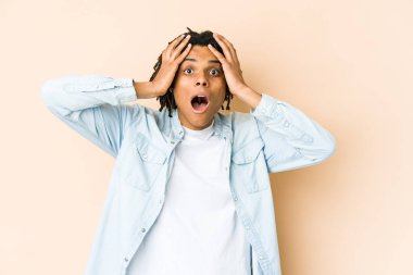 Genç Afrikalı Amerikalı Rasta adam bağırıyor, çok heyecanlı, tutkulu, bir şeyden memnun..