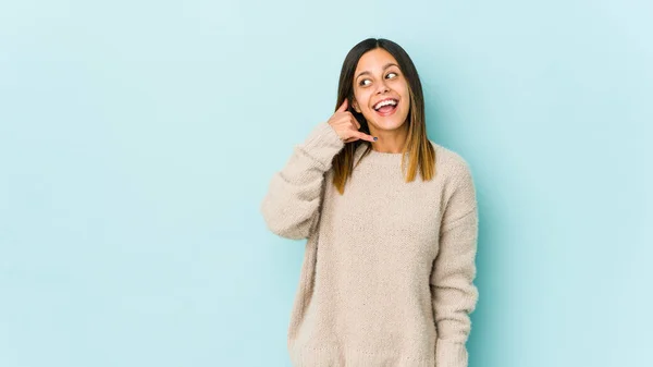 Mujer Joven Aislada Sobre Fondo Azul Mostrando Gesto Llamada Teléfono —  Fotos de Stock