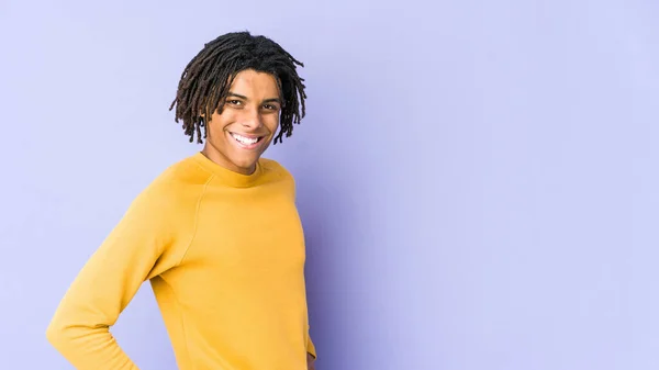 Joven Hombre Negro Con Peinado Rasta Confiado Manteniendo Las Manos — Foto de Stock