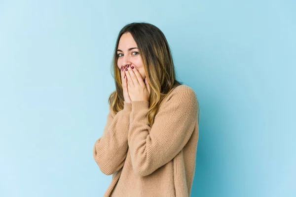 Mujer Joven Caucásica Aislada Sobre Fondo Azul Riendo Algo Cubriendo —  Fotos de Stock