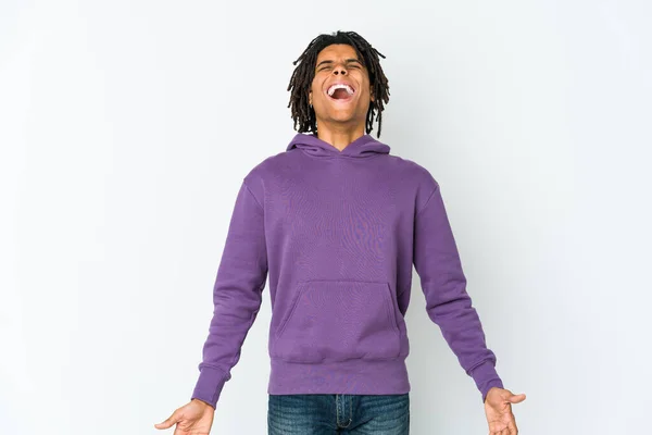 Fiatal Afro Amerikai Raszta Férfi Nyugodt Boldog Nevetés Nyak Kinyújtva — Stock Fotó