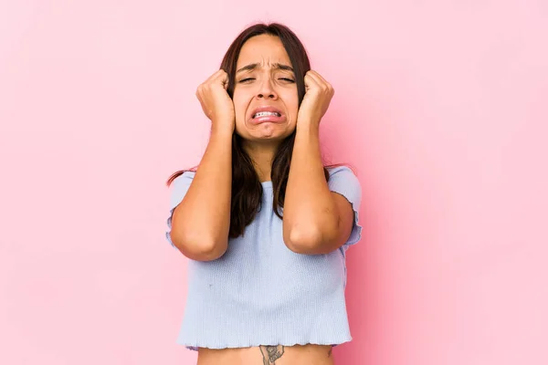 若い混合人種のヒスパニック系の女性が泣いて隔離 何かに不満 苦しみと混乱の概念 — ストック写真