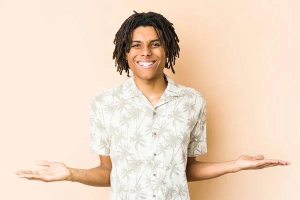 Joven Afroamericano Rasta Hombre Mostrando Una Expresión Bienvenida — Foto de Stock