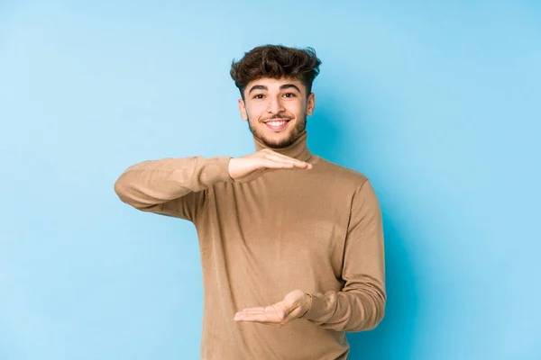 Jonge Arabische Man Geïsoleerd Houden Iets Met Beide Handen Product — Stockfoto