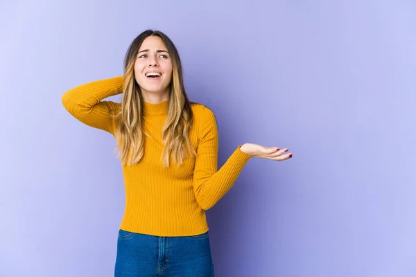 Mujer Joven Caucásica Aislada Sobre Fondo Púrpura Gritando Rabia —  Fotos de Stock