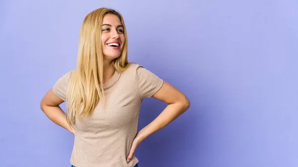 Jovem Loira Isolada Fundo Roxo Relaxado Feliz Rindo Pescoço Esticado — Fotografia de Stock