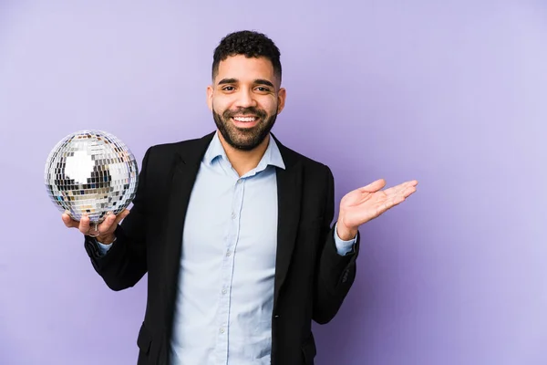 Young Latin Man Holding Party Ball Isolated Young Latin Man — Stock Photo, Image