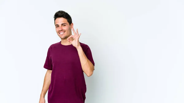 Homem Caucasiano Jovem Isolado Fundo Branco Pisca Olho Segura Gesto — Fotografia de Stock