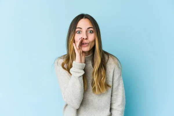 Giovane Donna Caucasica Isolata Sfondo Blu Sta Dicendo Una Notizia — Foto Stock